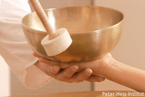 Hand gehalten mit aufgestellter Klangschale